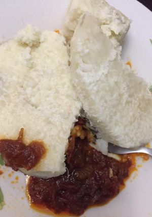 A picture of Boiled yam and pepper sauce.