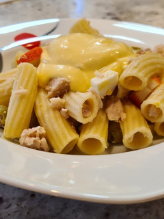Una foto de Ensalada de pasta con mayonesa de mango