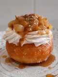 Berlina con nata y pera caramelizada con nueces