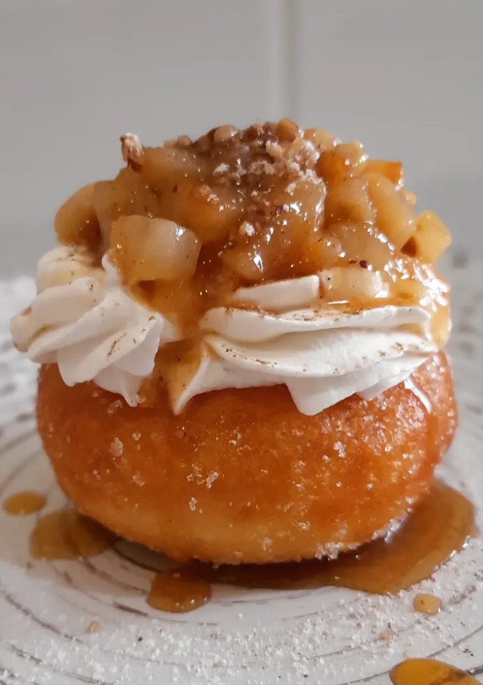 Una foto de Berlina con nata y pera caramelizada con nueces