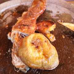 Una foto de Asado a la parrilla de costillas de chancho a lo gringo