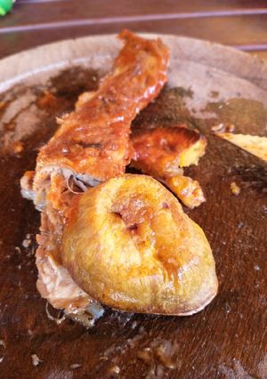 Una foto de Asado a la parrilla de costillas de chancho a lo gringo