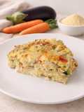 Pastel de verduras y pollo al horno con base de polenta
