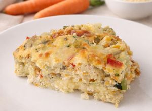 Foto principal de Pastel de verduras y pollo al horno con base de polenta