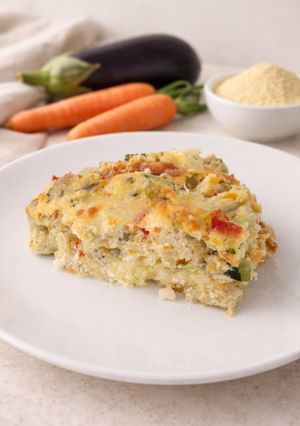 Foto principal de Pastel de verduras y pollo al horno con base de polenta