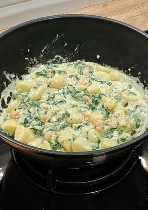 Una foto de Patatas con espinacas y salmón en salsa de mostaza al estragón