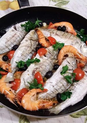 Foto di Mormore con gamberetti e olive nere