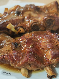 Una foto de Costillar de cerdo al horno con salsa de naranja y soja