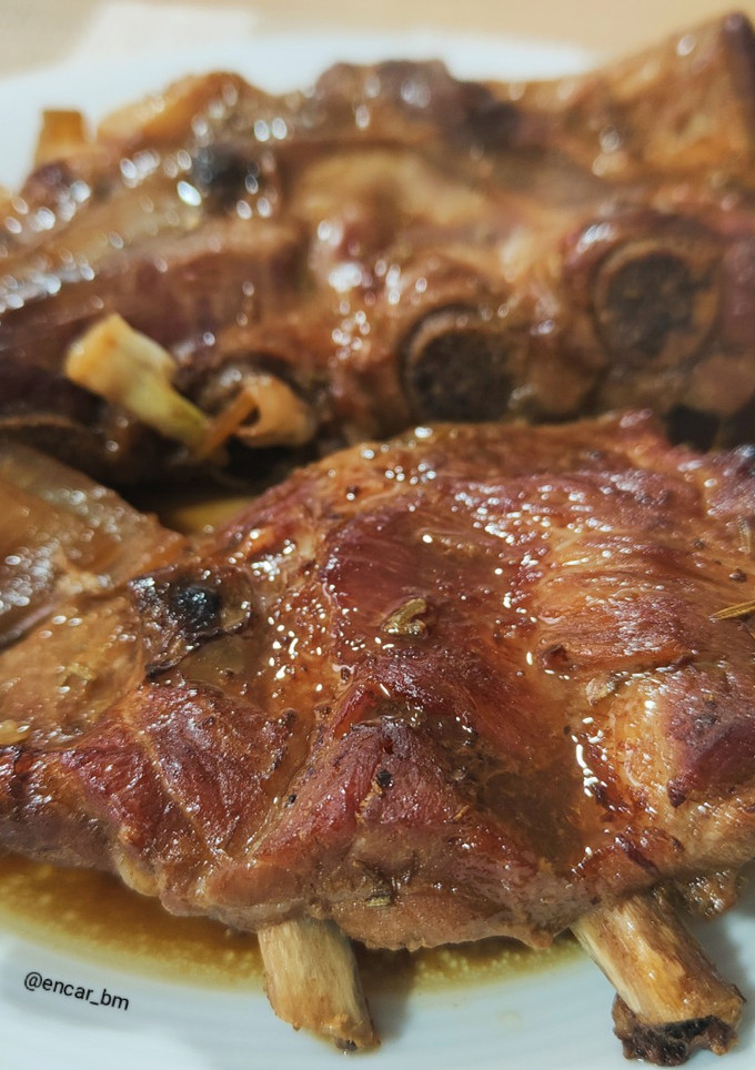 Una foto de Costillar de cerdo al horno con salsa de naranja y soja