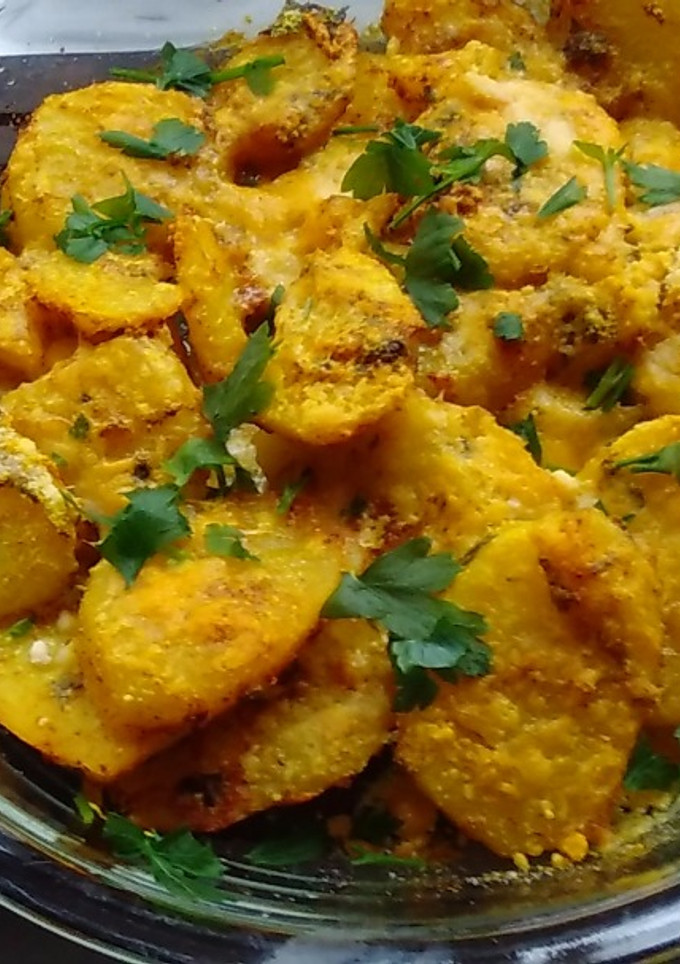 Una foto de Papas al horno con ajo, perejil y queso parmesano