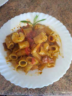 Una foto de Rigatoni con tomatitos cherry y gambas