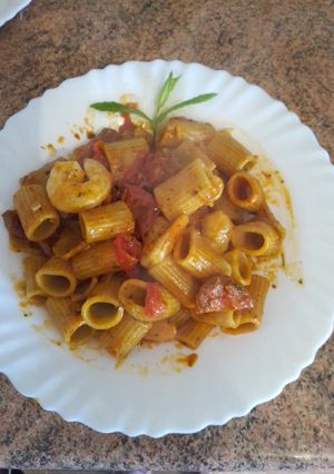 Una foto de Rigatoni con tomatitos cherry y gambas