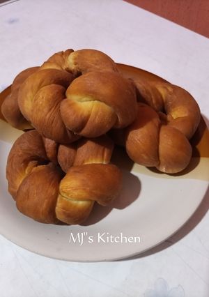 A picture of Doughnut knots.