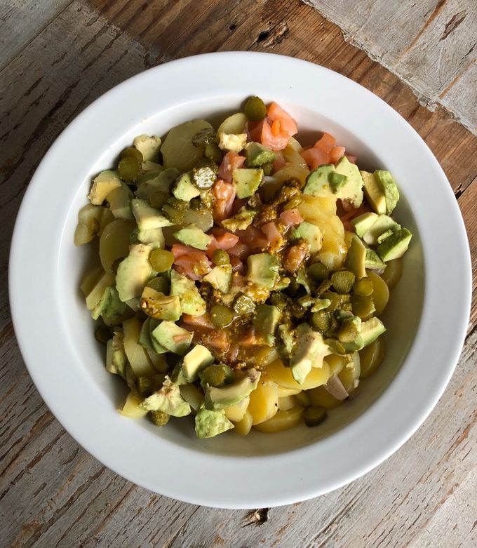 Une photo de Salade de pommes de terre au saumon
