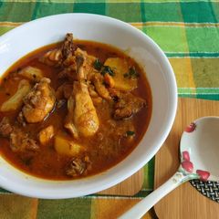 A picture of Light Chicken Curry or Murgir Jhol.