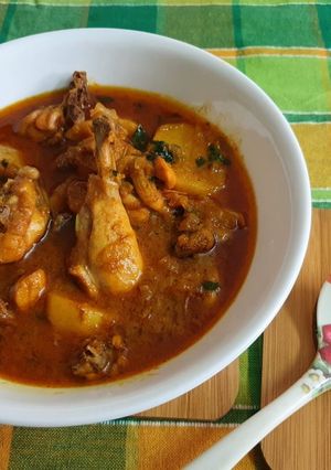 A picture of Light Chicken Curry or Murgir Jhol.