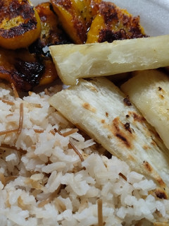 Una foto de Almuerzo🍱casero🍛tajadas de plátano maduro🍟y yucas doradas...🍛🍱🫛