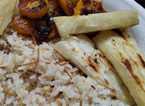 Una foto de Almuerzo🍱casero🍛tajadas de plátano maduro🍟y yucas doradas...🍛🍱🫛