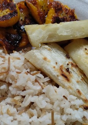Una foto de Almuerzo🍱casero🍛tajadas de plátano maduro🍟y yucas doradas...🍛🍱🫛