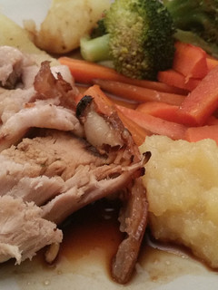 Una foto de Cerdo al horno con salsa de manzana al jengibre y verduras al vapor