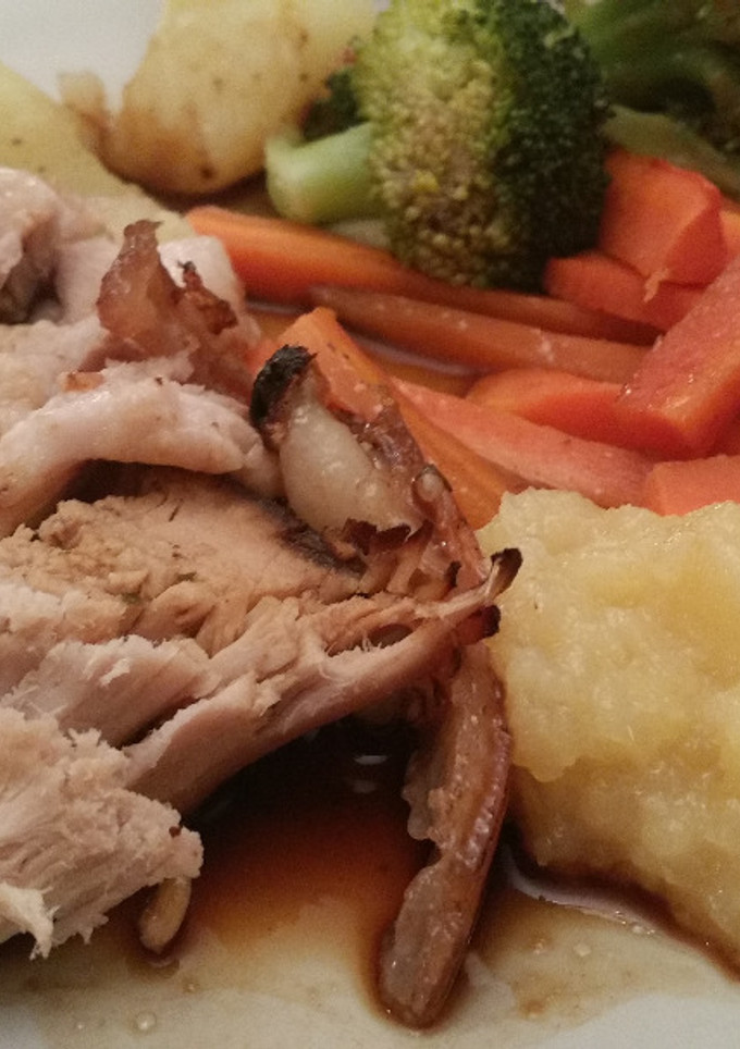 Una foto de Cerdo al horno con salsa de manzana al jengibre y verduras al vapor