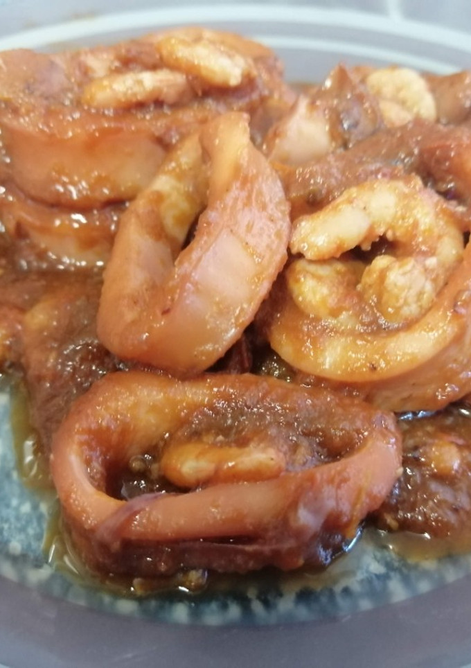 Una foto de Calamar y gambas en salsa
