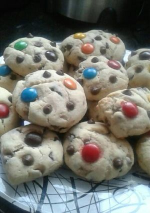 Una foto de Cookies de manteca con chips de chocolate y rocklets