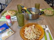 Una foto de pasta con tocineta y cebolla