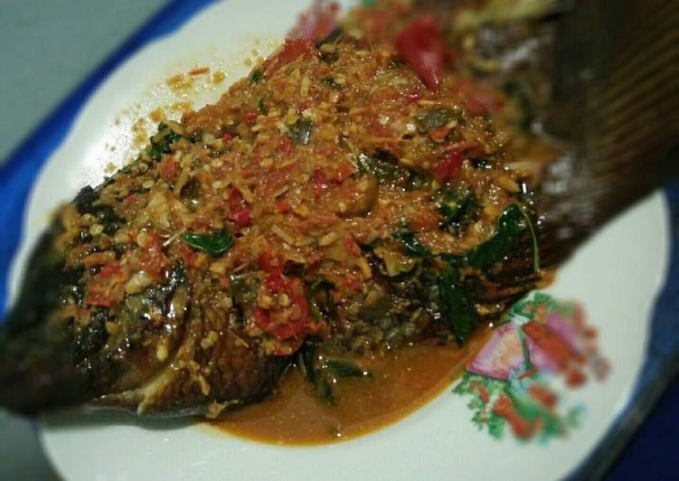 Resep Gurami asap bumbu rica-rica yang Lezat Sekali