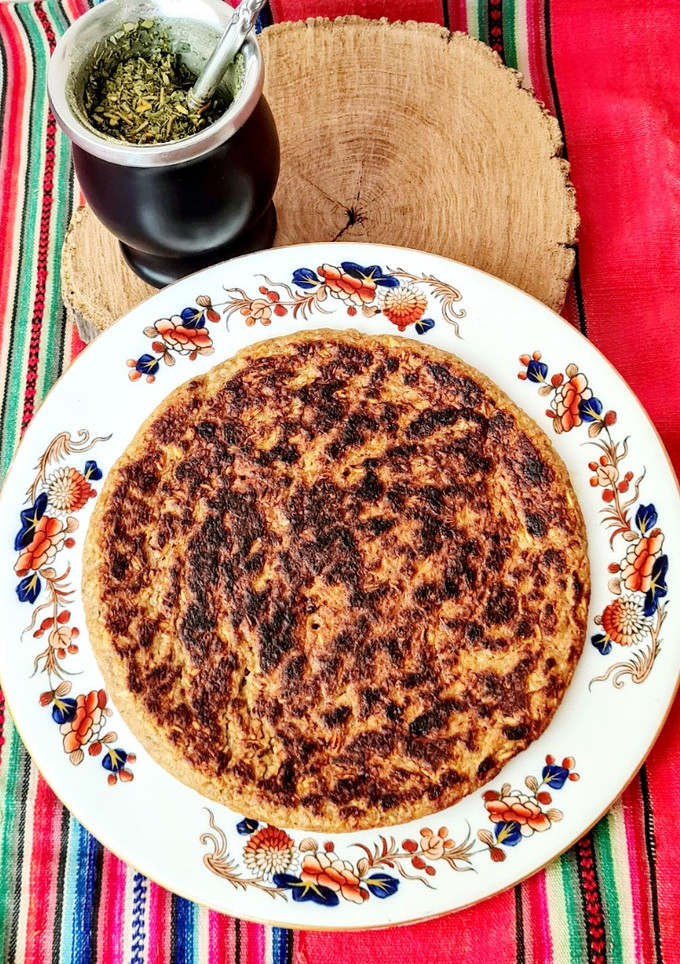 Una foto de Tortita, tortilla dulce de banana y avena en sartén 🍳Sin horno 🥣 No necesita azúcar 🍌🍌 🥚 I swear!