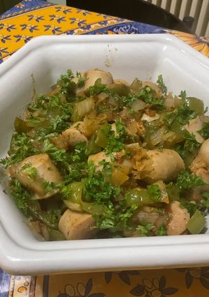 Une photo de Saucisses allemandes aux poivrons verts, oignon et épices