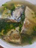 Canh cá liệt nấu ngọt với hành, ngò rí