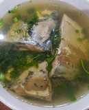 Canh cá liệt nấu ngọt với hành, ngò rí