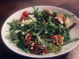 Rucola Salat mit "Patata Bravas", Hirtenkäse und Aioli Soße 🥗