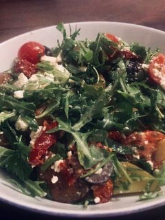 Rucola Salat mit "Patata Bravas", Hirtenkäse und Aioli Soße 🥗 Rezepthauptbild