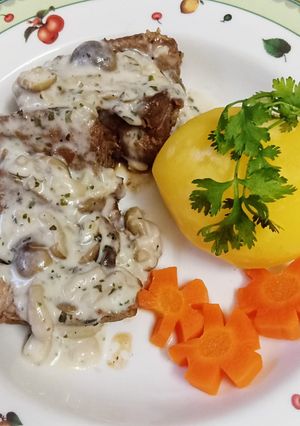 Hình của món Bít tết sốt kem nấm.