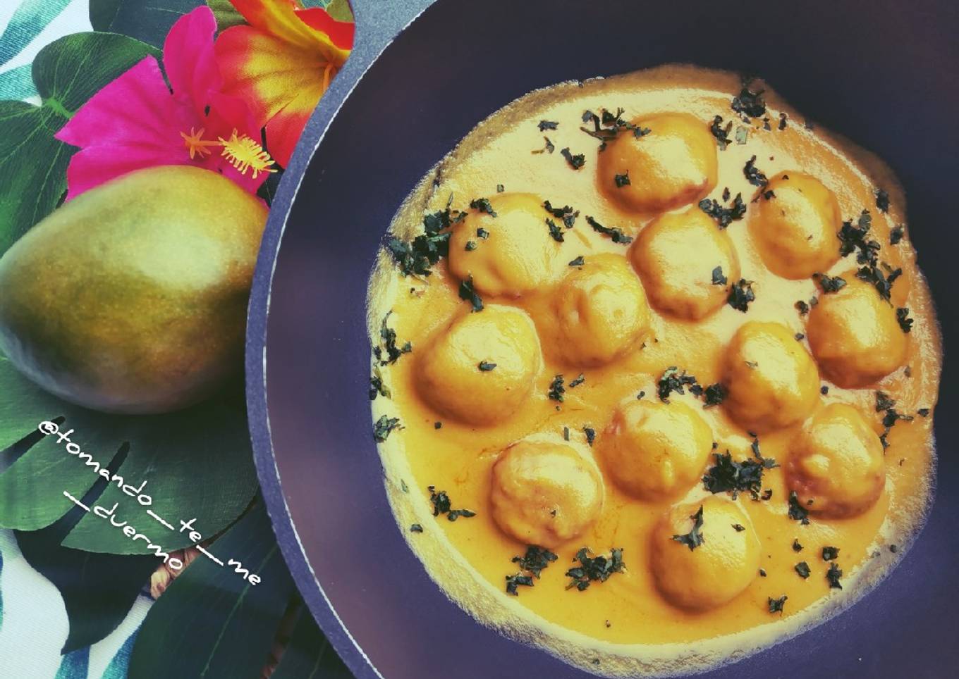 Albóndigas de cerdo con salsa de mango y jalapeños