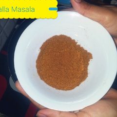 A picture of Halwayi style secret Dahi Bhalla masala.