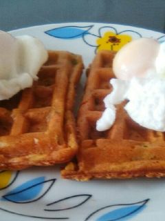 Una foto de Gofres de pimientos con huevo poché