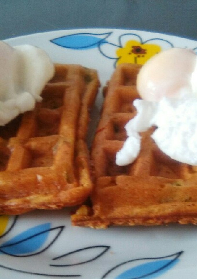 Una foto de Gofres de pimientos con huevo poché