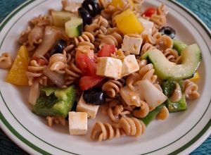 Una foto de Ensalada de pasta con sabor mediterráneo