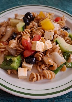 Una foto de Ensalada de pasta con sabor mediterráneo