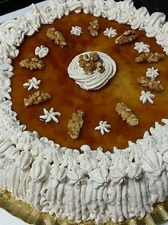Una foto de Tarta tocino de cielo, bizcocho, nata y nueces
