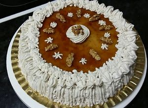 Foto principal de Tarta tocino de cielo, bizcocho, nata y nueces