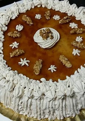 Foto principal de Tarta tocino de cielo, bizcocho, nata y nueces