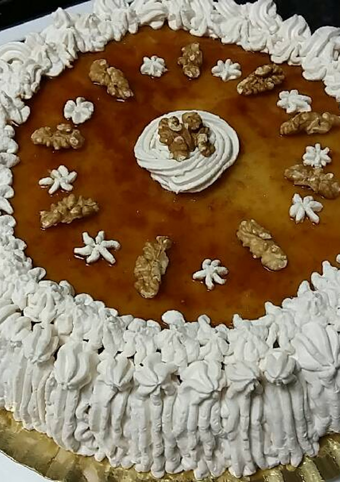 Una foto de Tarta tocino de cielo, bizcocho, nata y nueces