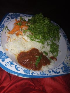 Shinkafa da miya da salad ainihin hoton girkin
