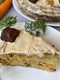 Una foto de Carrot cake amb crema d’avellanes i Kinder bueno🥕