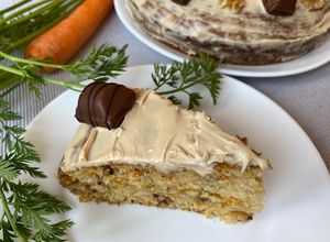 Una foto de Carrot cake amb crema d’avellanes i Kinder bueno🥕
