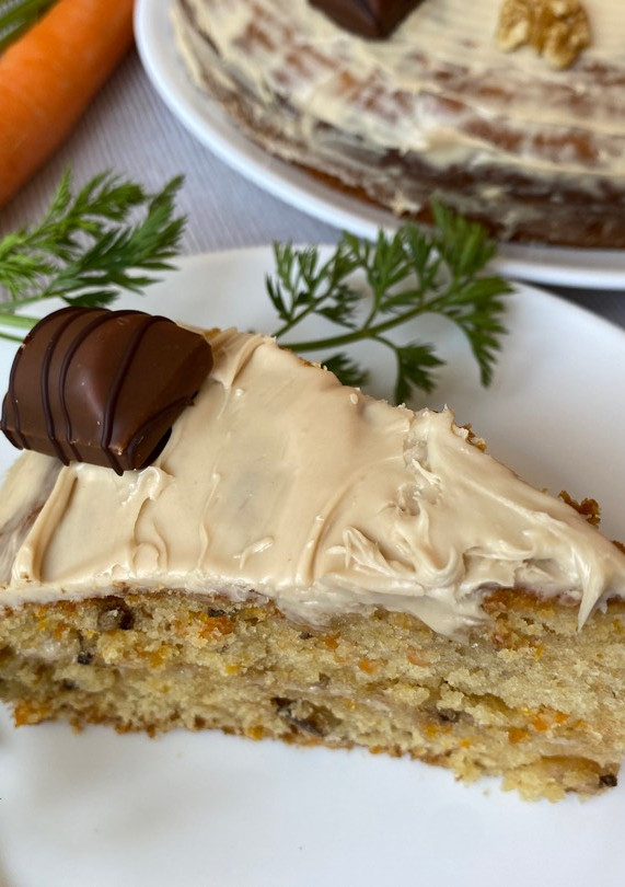 Una foto de Carrot cake amb crema d’avellanes i Kinder bueno🥕